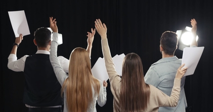 Casting de pessoas de diferentes idades, etnias e géneros para representar profissionais de saúde e pacientes em vídeo institucional