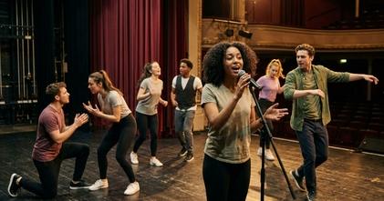 casting atores cantores e bailarinos entre 18 e 30 anos para integrar teatro musical em temporada de Natal 2026