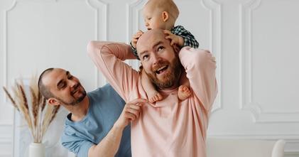 famílias reais com um bebé entre 3 e 24 meses de idade para uma campanha publicitária