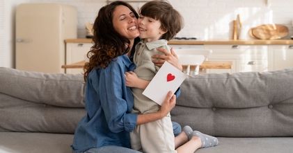 Casting uma mãe e um filho para um anúncio de mídia social