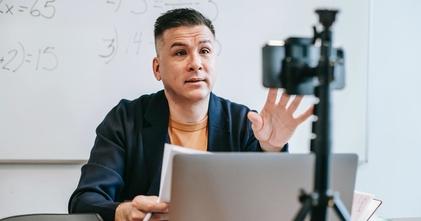 PROCURAN-SE APRESENTADORES WEB ENTRE OS 20 AOS 45 ANOS PARA UM NOVO PROJETO AUDIOVISUAL DA WeMyst NO PORTO