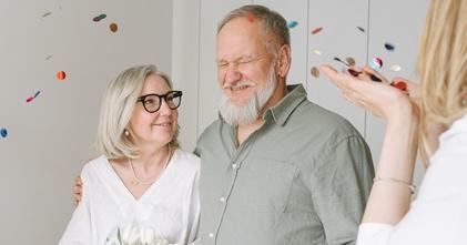 Casting figurantes com idades entre 55 e 65 anos para sessão fotográfica