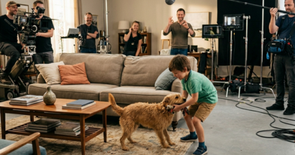 Procura-se menino dos 5 aos 8 anos e cão para projeto audiovisual urgente