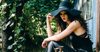Casting mulher com look esotérico para uma campanha