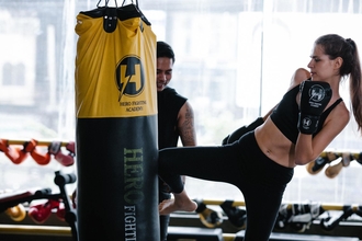 Casting pessoas que pratiquem boxe kickboxing ou wrestling entre os 20 e os 50 anos