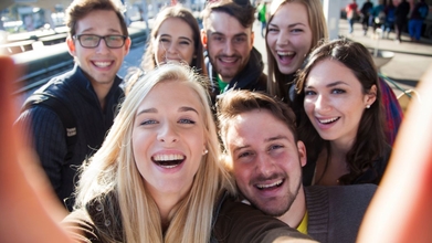 Casting ator e modelo que falem fluentemente ingles para publicidade comercial em redes sociais