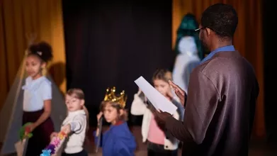 Casting professores de teatro para um grupo de alunos de pré-escolar