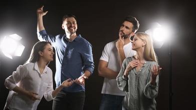 Casting atores cantores homens e mulheres daos 18 aos 35 anos para espetáculos