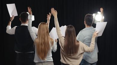 Casting atores e cantores para integrar diferentes produções artísticas