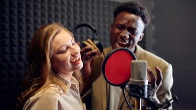 Casting vocalista fluente homme e mulher em inglês para projeto musical