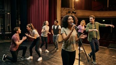 casting atores cantores e bailarinos entre 18 e 30 anos para integrar teatro musical em temporada de Natal 2026