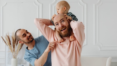 famílias reais com um bebé entre 3 e 24 meses de idade para uma campanha publicitária