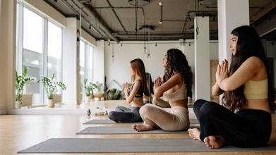 Casting pessoas que pratiquem yoga entre os 20 e os 55 anos para um projeto publicitário