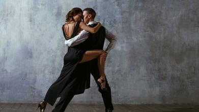 Casting bailarinos e bailarinas de 40 a 55 anos para campanha publicitária internacional