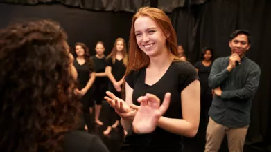 Casting professor ou professora de teatro musical para projeto educacional