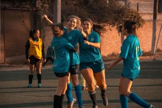 Procuramos jogadoras de futebol entre os 20 e os 30 anos per projecto publicitário internacional