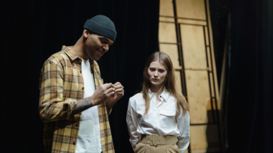 Casting atores e atrizes de teatro entre os 18 e os 30 anos para nova criação em Lisboa