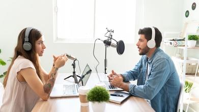 Casting atrizes e atores de voz entre os 20 e os 30 anos para podcast em Lisboa