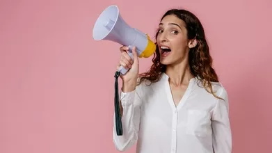Casting vozes portuguesas para lerem textos em estúdio