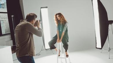 Casting homens e mulheres dos 20 aos 65 anos de todas as etnias para sessão fotográfica
