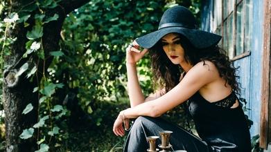 Casting mulher com look esotérico  para uma campanha