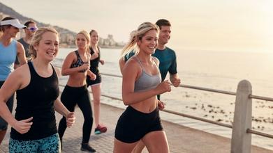 Casting pessoas cool que pratiquem corrida entre os 20 e os 55 anos para um projeto publicitário