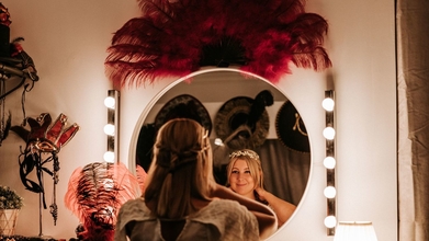 Casting atrizes e bailarinas mais 18 anos para fantasia musical