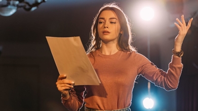 Casting atriz de 23 a 35 anos para participação regular em vídeos destinados às redes sociais da marca