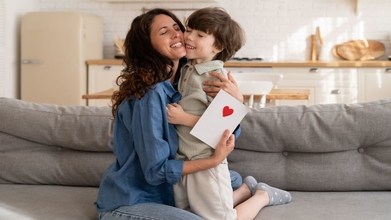 Casting uma mãe e um filho para um anúncio de mídia social 