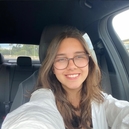 Daniela Santos, encontra sua paixão atuando no grupo de teatro de sua escola.